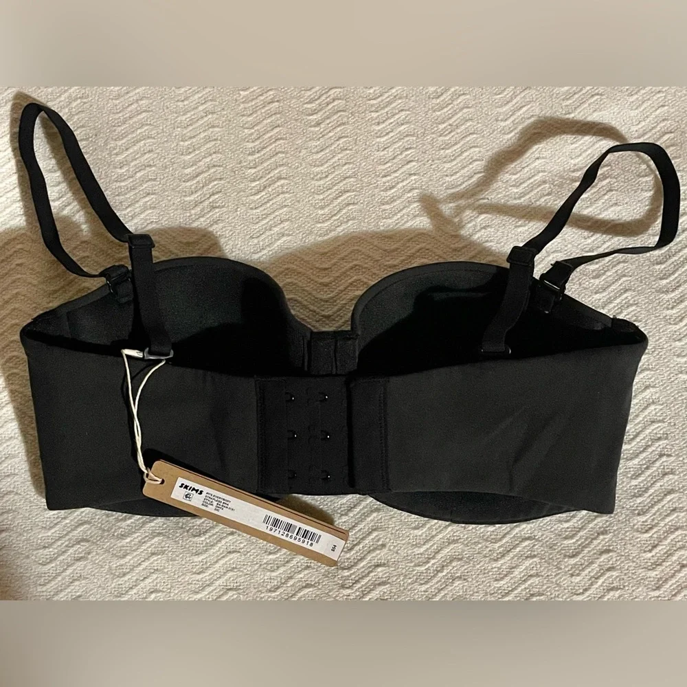 SKIMS Fits Everybody Strapless Bra - Picture 2 of 13